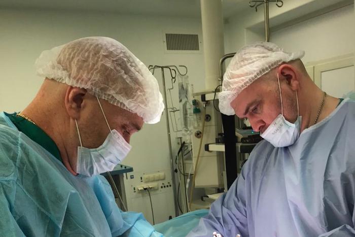 Пациент Долгопрудненской больницы одновременно перенёс семь операций после падения с высоты