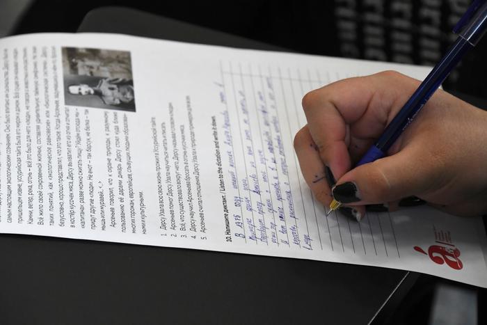 По всему миру люди приняли участие в акции "Тотальный диктант"