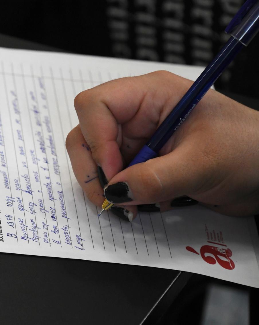 По всему миру люди приняли участие в акции "Тотальный диктант"