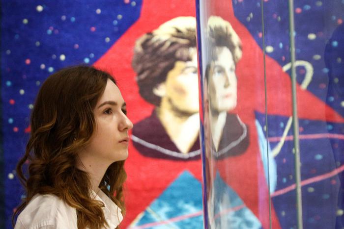 Женщины оставались женщинами и в поле, и на войне: в Москве идёт выставка личных вещей героинь СССР