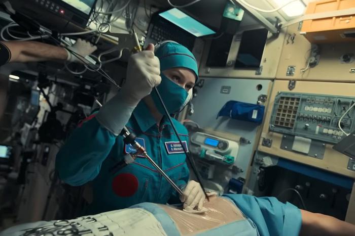 Полостных операций, как в фильме "Вызов", в космосе ещё не было, но пломбы там друг другу ставят