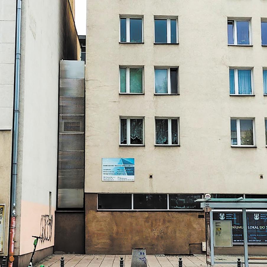 Очень узкое жильё в Варшаве (Польша). На фото – слева от окон дома, между зданиями