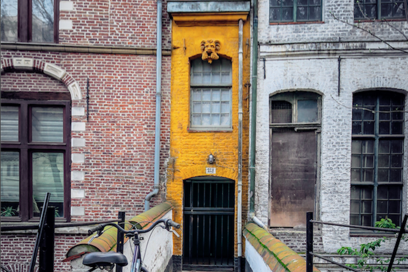 Построил себе дом и забыл, где он находится: Metro разыскало одни из самых миниатюрных жилых домов планеты