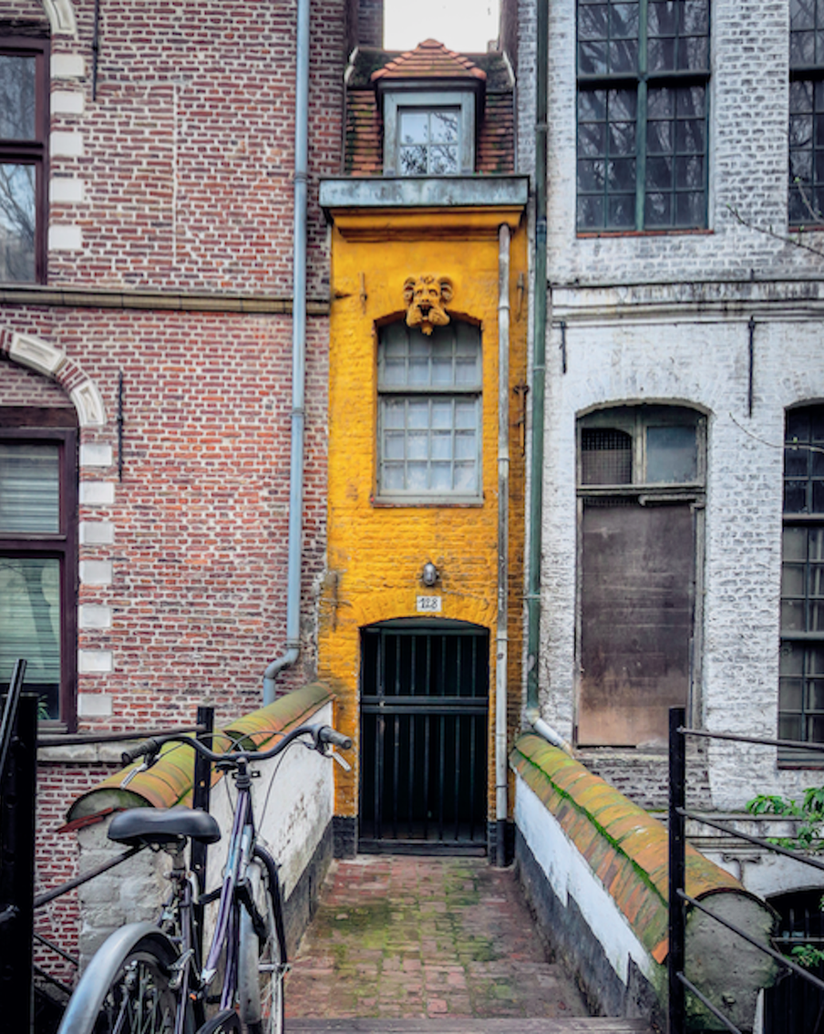 Построил себе дом и забыл, где он находится: Metro разыскало одни из самых миниатюрных жилых домов планеты