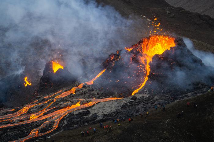 Самолёты будут облетать вулкан Шивелуч из-за максимального кода опасности