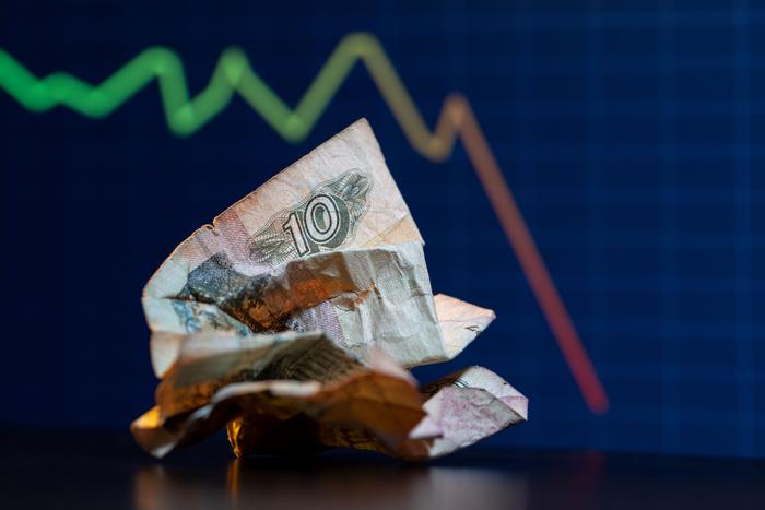 Деревяные тартарары: почему курс рубля "улетел" вниз и каковы его перспективы