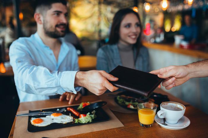 "Я плачу и плачу": кто должен закрывать счёт на свидании, обсуждали с психологами и экспертами по этикету