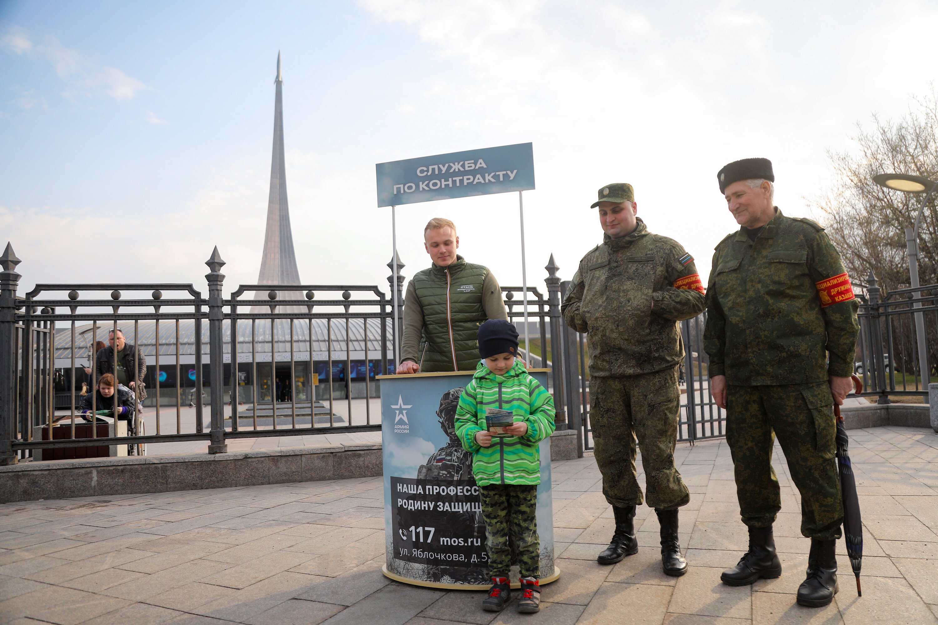 Москвичи интересуются военной службой по контракту