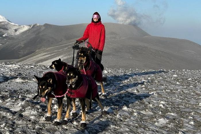 Девушка преодолела вулкан во время извержения – и сделала это на собачьей упряжке