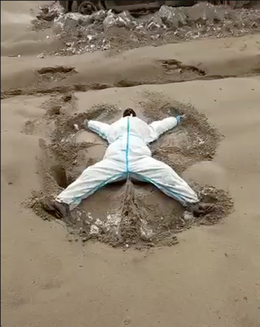 Человек в защитном костюме на слое пепла.