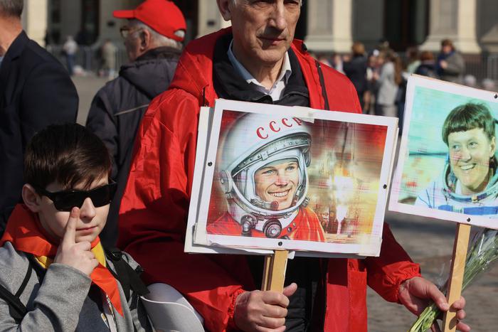 День космонавтики в России начался с возложения цветов к могилам Гагарина и Королёва