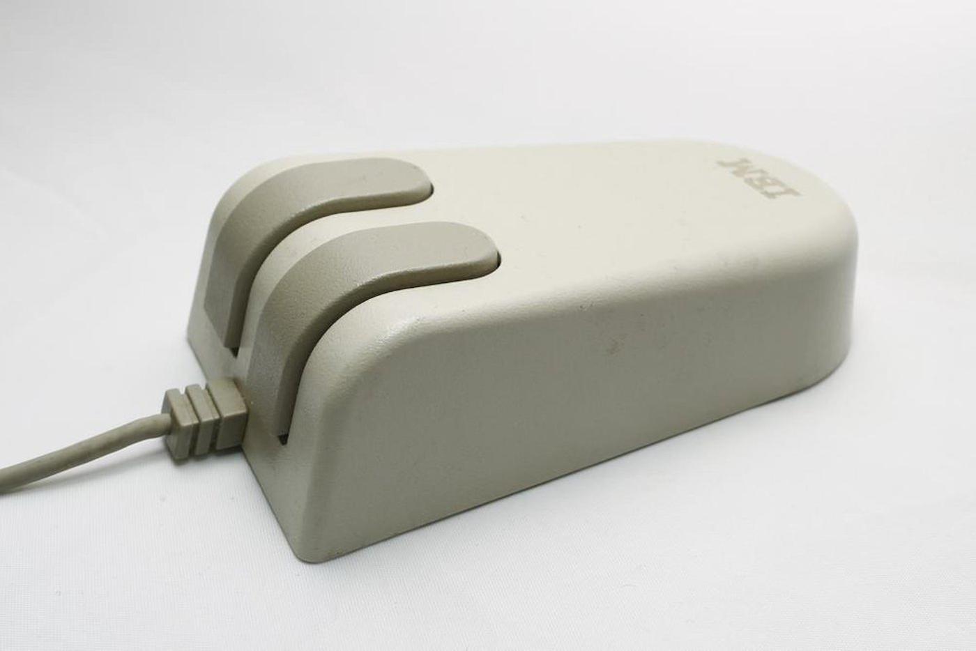 IBM 6450350е. Эта мышка напоминает надгробную плиту. Но, к счастью, она не такая тяжёлая. Родом из Японии 1980-х годов. Производитель – IBM Corporation.