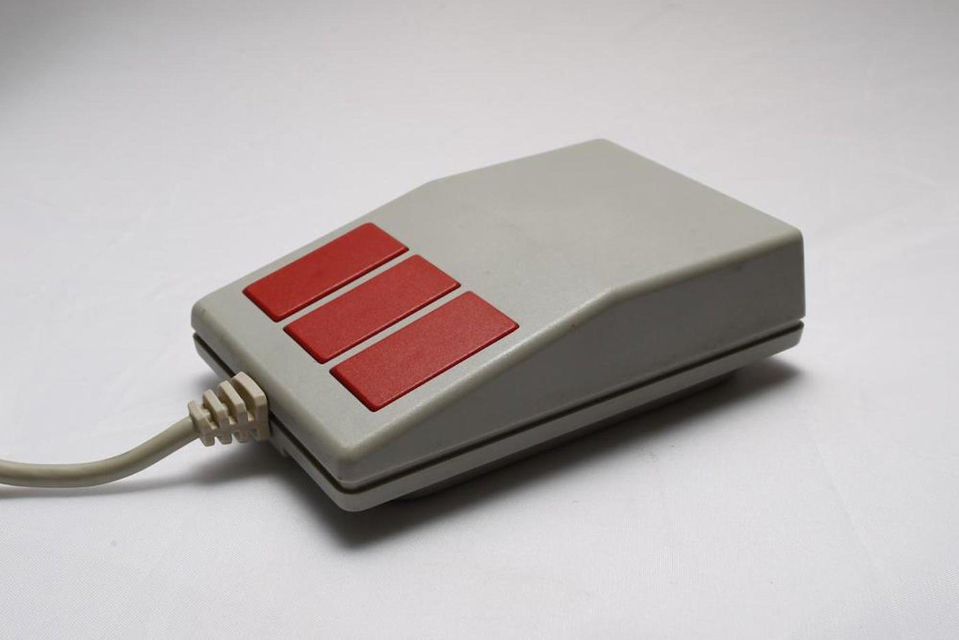 AMX Mouse. Эту футуристическую "машину" разработала компания AMS в 1985 году. Использовалась в программах для рисования и графических интерфейсах.