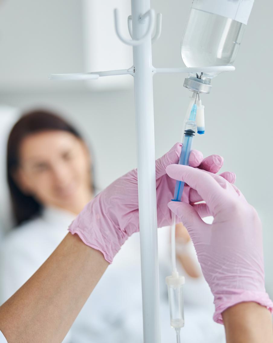 "Капельницы красоты": что это такое, зачем их делают и насколько это опасно