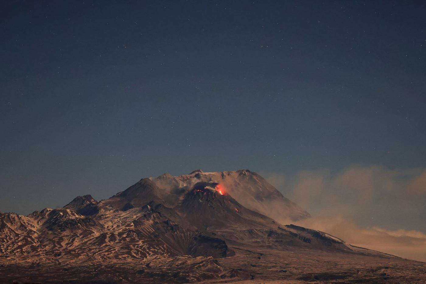 Вулкан 2023 россия. Вулкан Шивелуч. Шивелуч извержение 2023. Вулкан Шивелуч пепел. Извержение вулкана Невадо-дель-Руис в 1985 году.