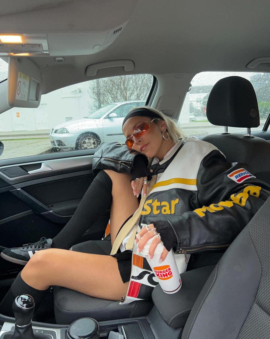 С рубашкой и гольфами.