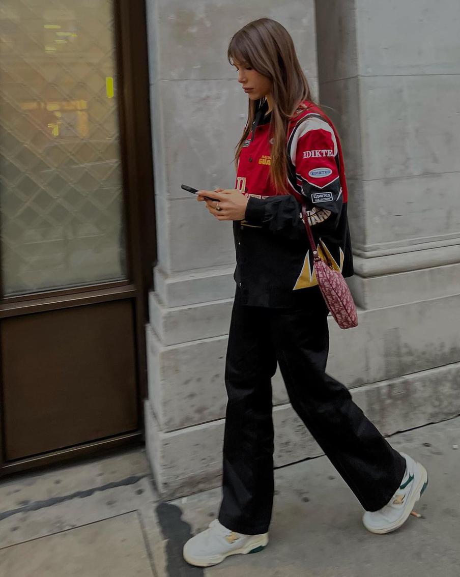 С широкими брюками.