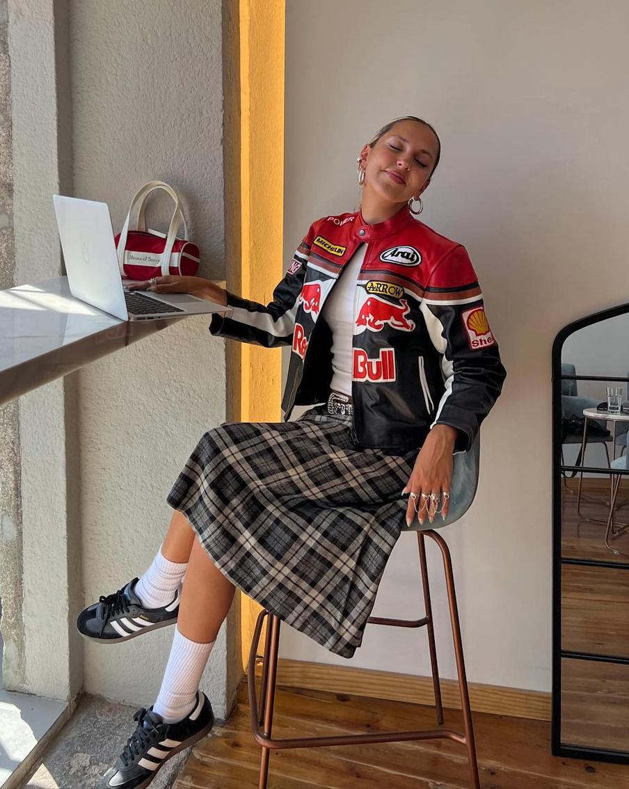 С юбкой миди.