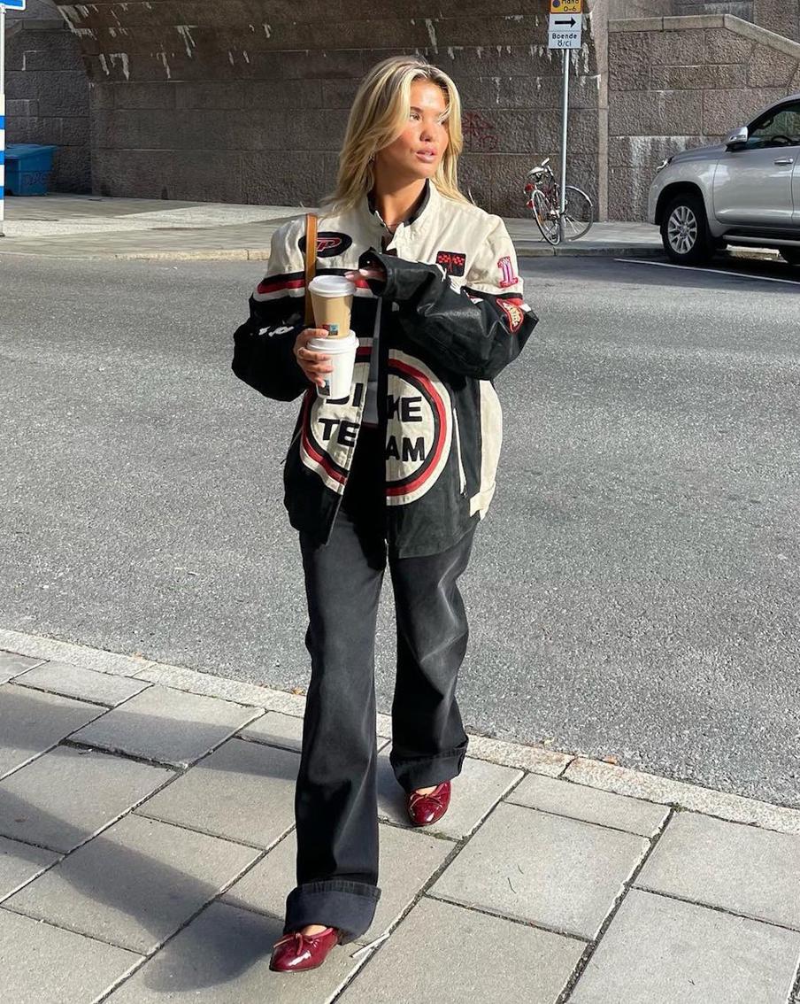 С балетками.