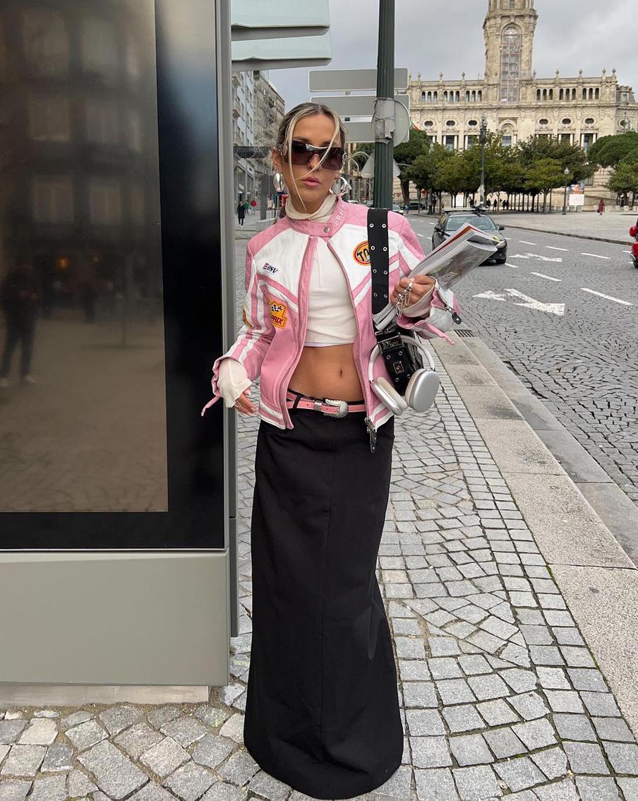 С макси юбкой.