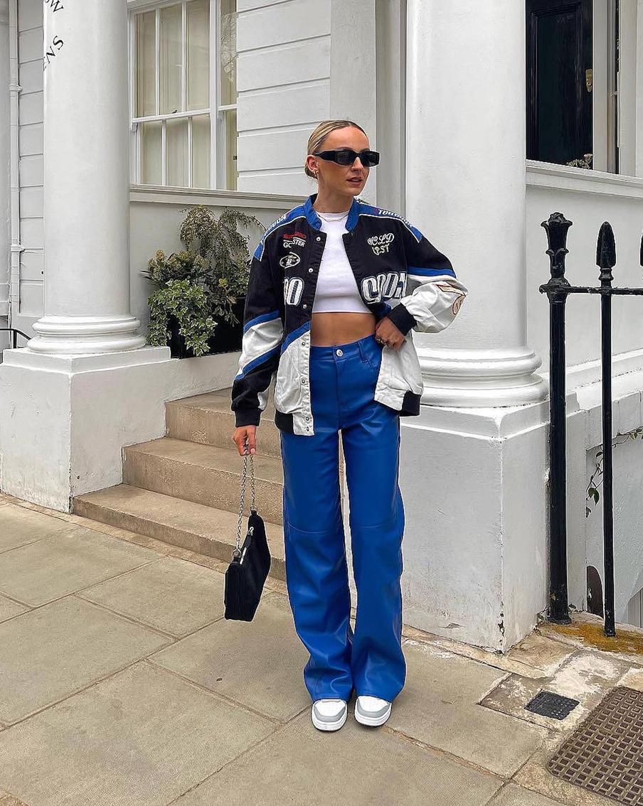 С яркими брюками.