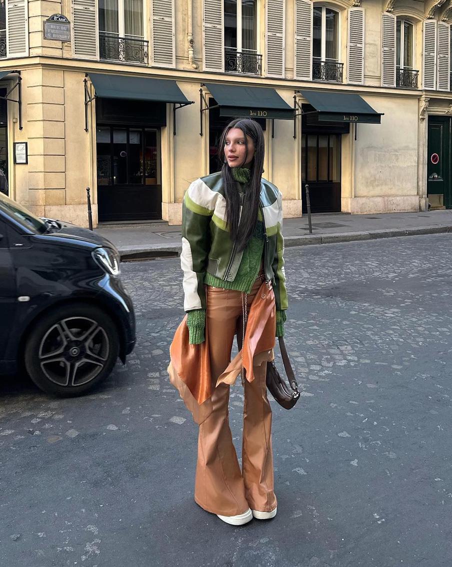 С брюками клёш.