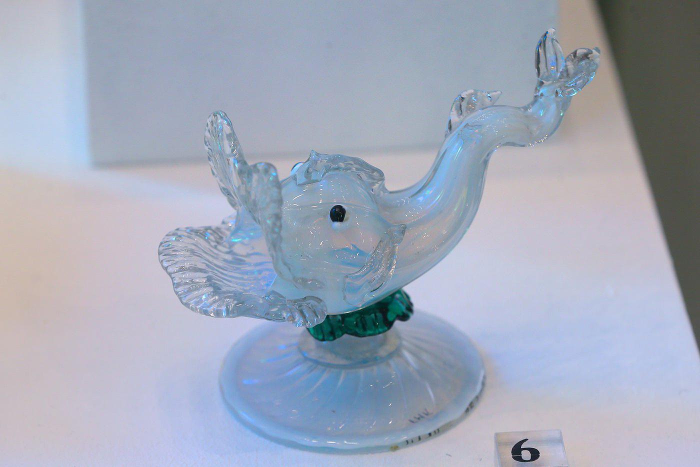 На выставке представлена большая коллекция стеклянного антиквариата.