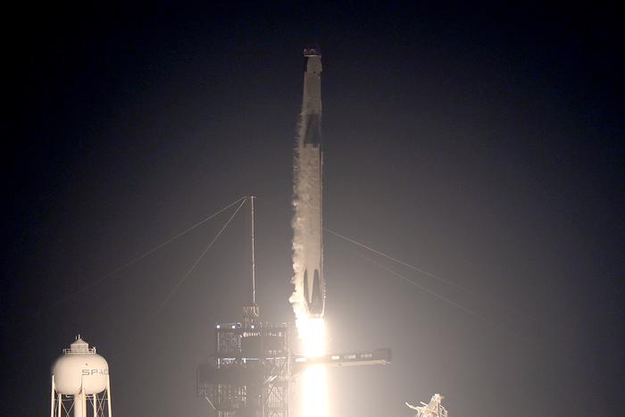 Компания SpaceX запланировала испытания новой ракеты