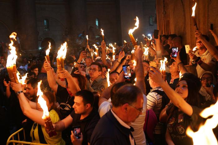 Православные христиане начали праздновать схождение Благодатного огня