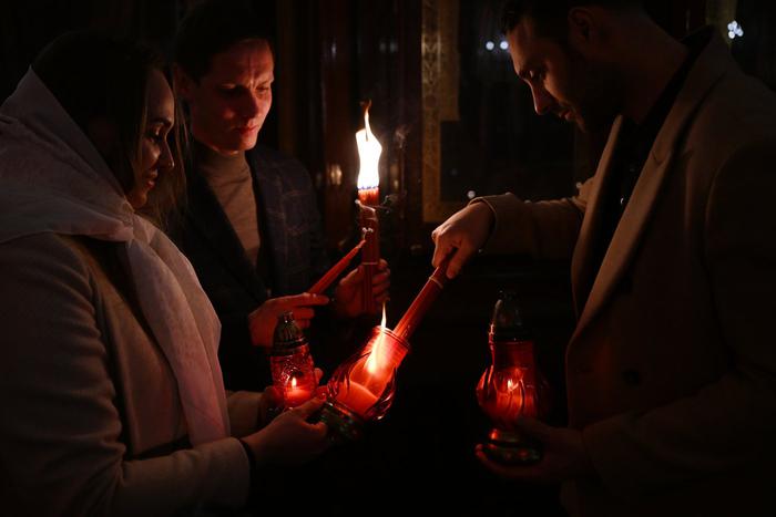 Православные христиане празднуют Пасху