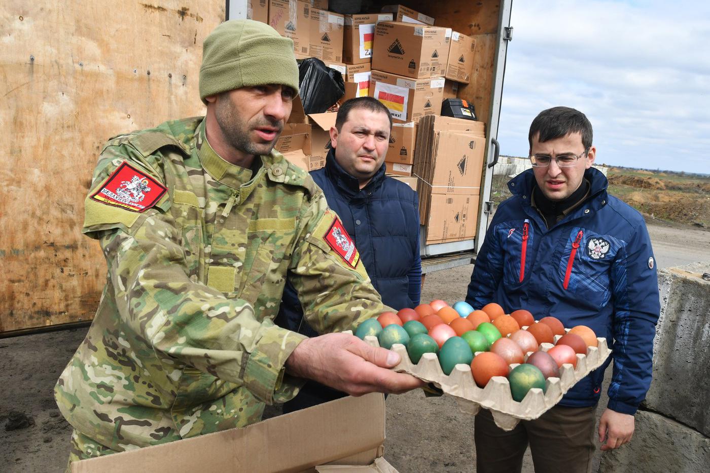 Передача осетинских пирогов, освященных куличей и яиц, а также гуманитарной помощи от общественных организаций Северной Осетии военнослужащим в зоне СВО.