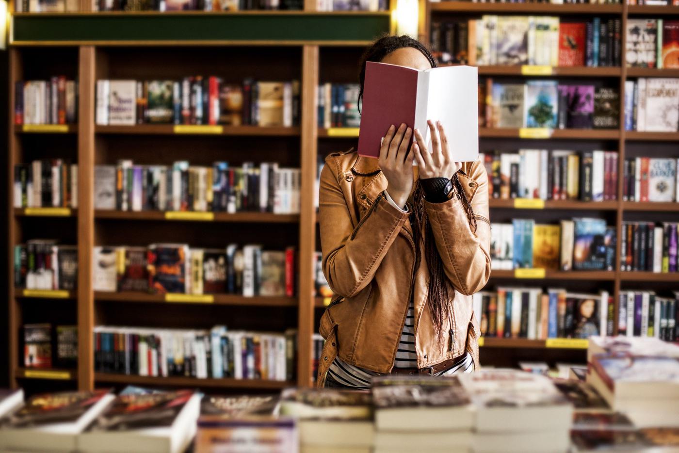 Девушка в книжном магазине
