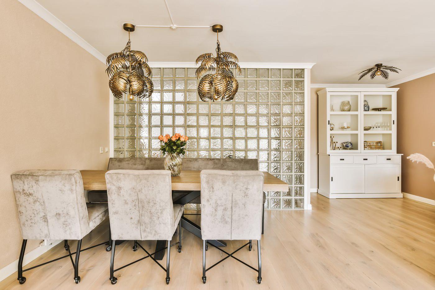 В гостиной.