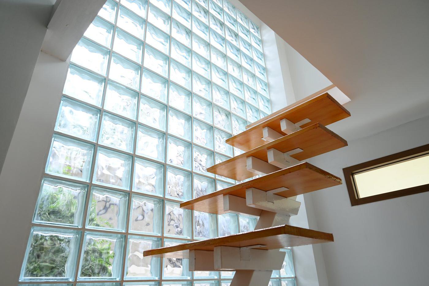 На лестнице.