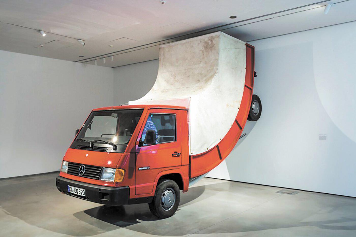 Скульптура Эрвина Вурма.