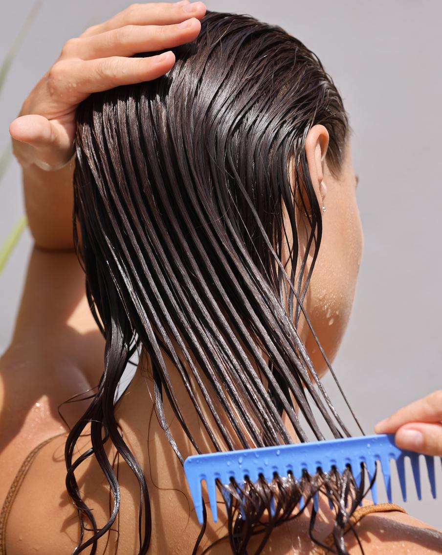 Моете голову, но она слишком быстро пачкается? Разбираемся, можно ли её от этого "отучить"