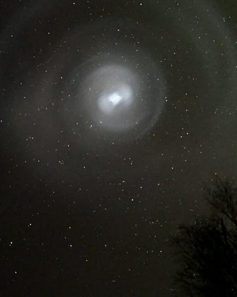 В небе над Аляской заметили загадочный "портал"