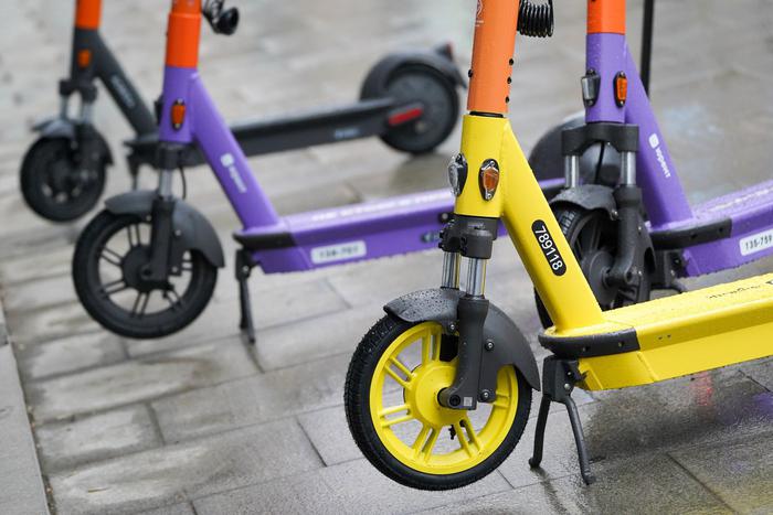 Жители центра Москвы объявили самокатчикам войну: и в Хамовниках, и на Патриках не хотят видеть самокаты на тротуарах