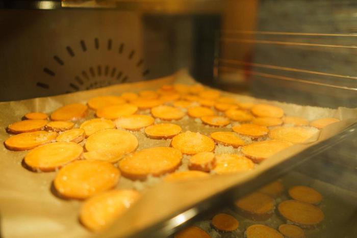 Звезда сияет даже на кухне: Ляйсан Утяшева поделилась своим любимым десертом