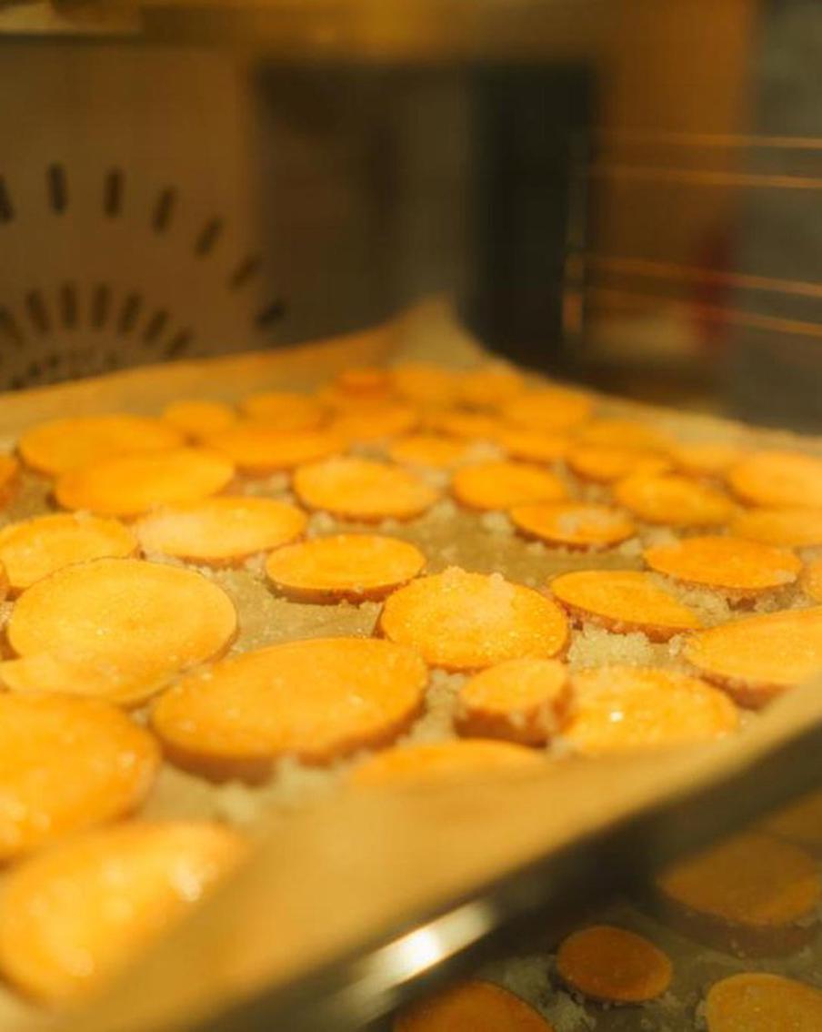 Звезда сияет даже на кухне: Ляйсан Утяшева поделилась своим любимым десертом