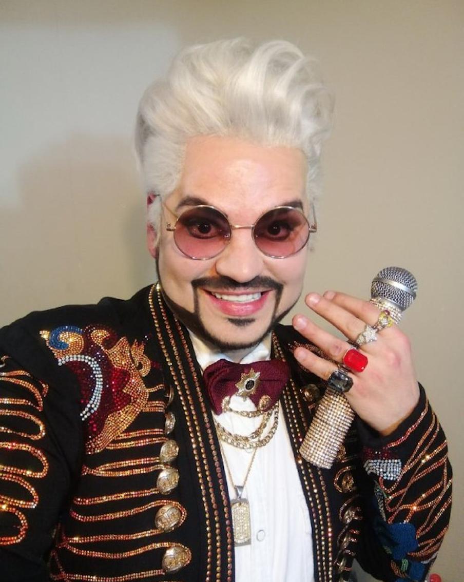 Двойник Киркорова Сергей Силантьев с 2016 года поменял 60 образов вслед за певцом. Его гонорар за выступление на корпоративе – от 25 тыс. руб.