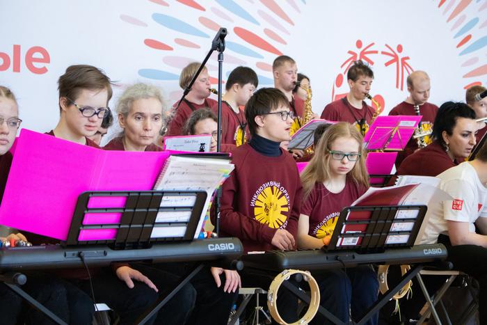 Разноцветные ноты запоминаются на всю жизнь. Музыканты с ментальными нарушениями исполняют вальсы Штрауса и Чайковского