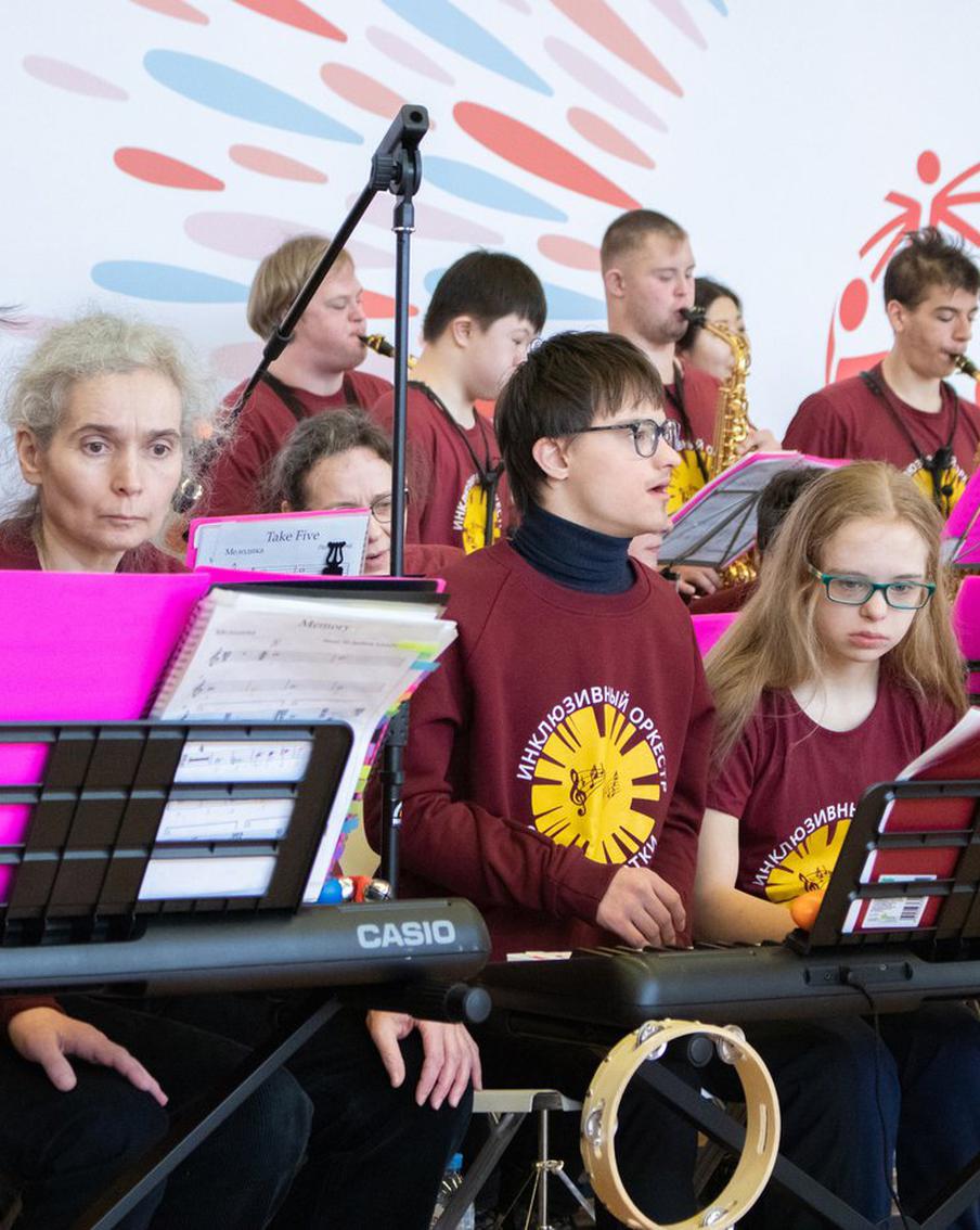 Разноцветные ноты запоминаются на всю жизнь. Музыканты с ментальными нарушениями исполняют вальсы Штрауса и Чайковского