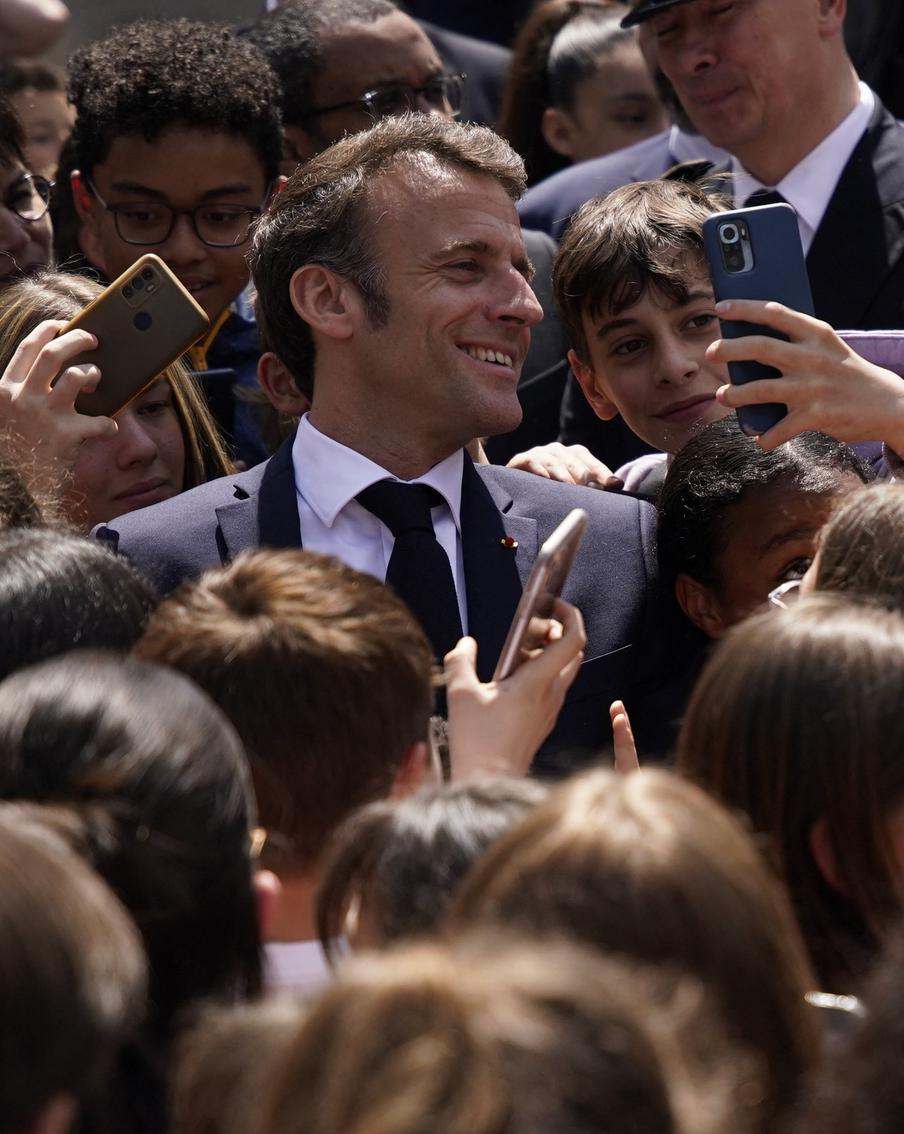 Макрона не сбить с пути яйцом в лоб: президент Франции намерен улучшить свой имидж благодаря поездкам по регионам