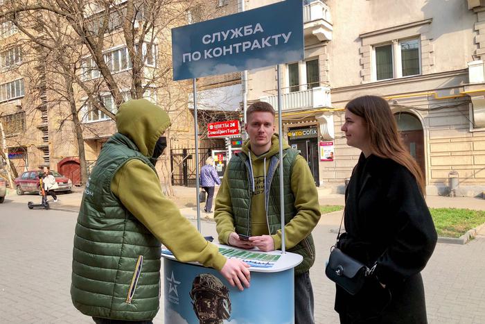 Волонтеры отмечают интерес жителей столицы к информации о возможности военной службы по контракту
