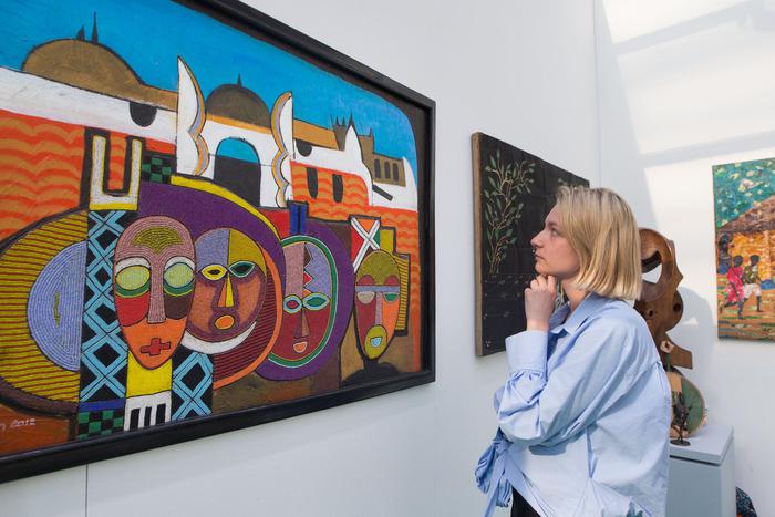 Что такое современное искусство в Нигерии и с чем его едят – узнала репортёр Metro на ярмарке антиквариата и других шедевров