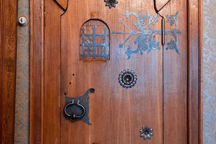 Дверь из спектакля Станиславского застраховали на миллион. Она служит искусству и приносит удачу