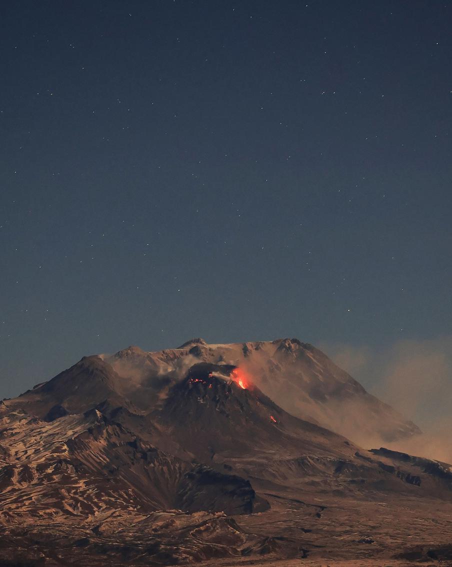 На Камчатке ввели режим ЧС из-за пробуждения вулканов