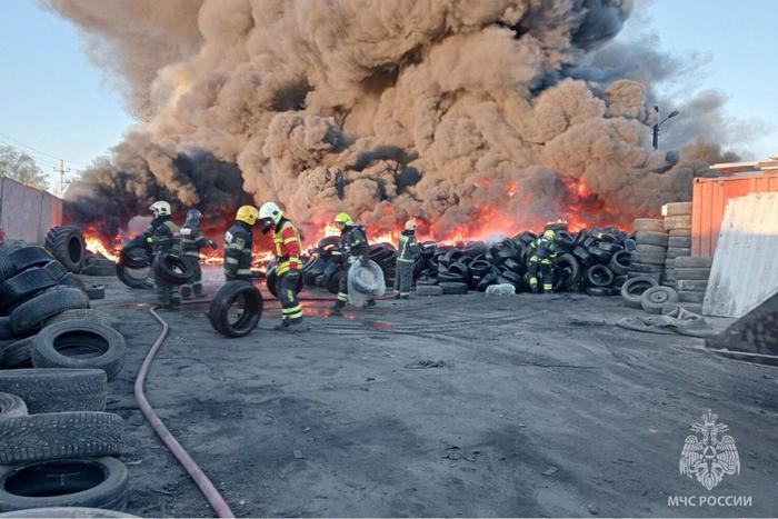 Сотрудники МЧС потушили крупный пожар в Люберцах