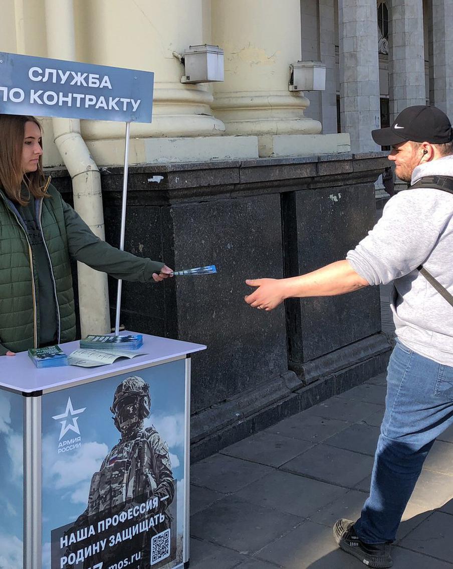 Волонтёры рассказали, что москвичей интересуют подробности службы по контракту